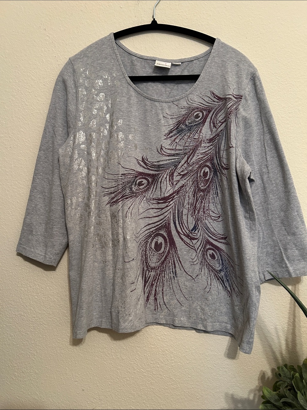 Chico’s Zenergy Womens Gray 3/4 -Sleeve Top with Peacock Feather Graphic
